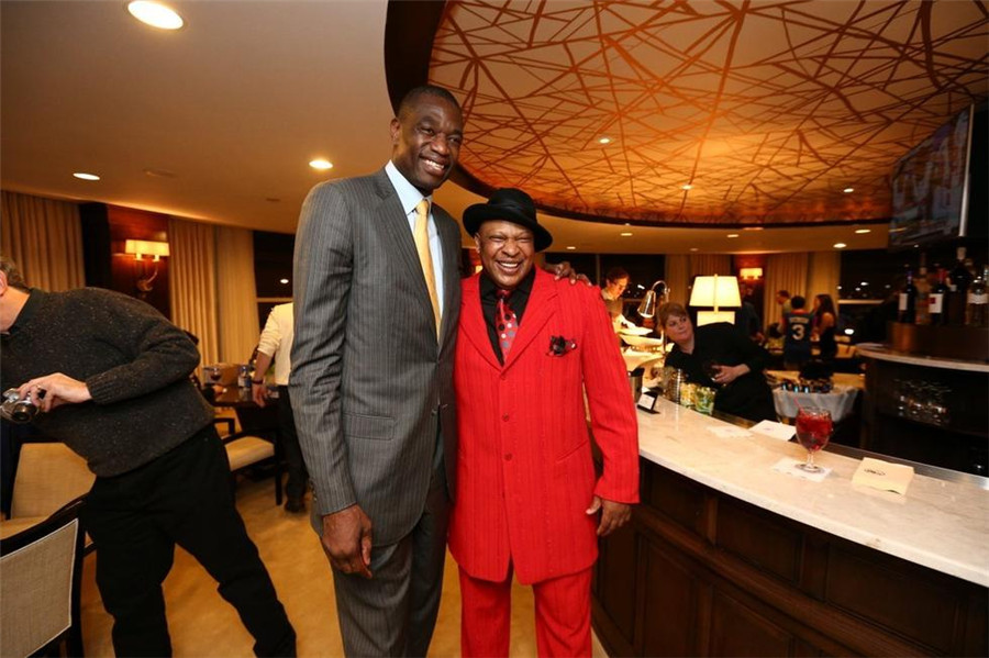 再次展现出 再次展现出